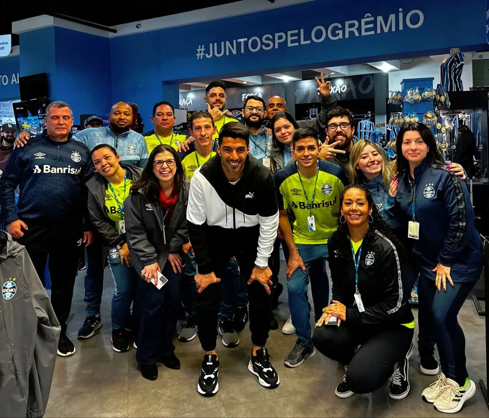 Luis Suárez y su visita sorpresa a los trabajadores de la tienda de Gremio