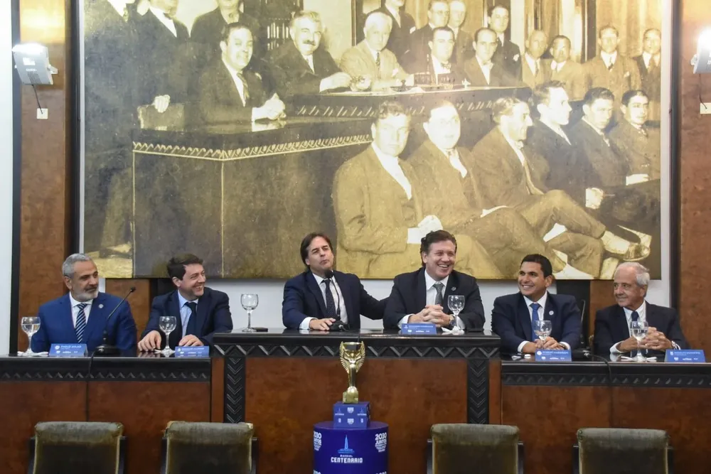 Luis Lacalle Pou y Alejandro Domínguez en la sesión solemne de Conmebol en el Estadio Centenario el 2 de agosto de 2022, el día que se oficializó la candidatura de Uruguay, Argentina, Chile y Paraguay para el Mundial 2030