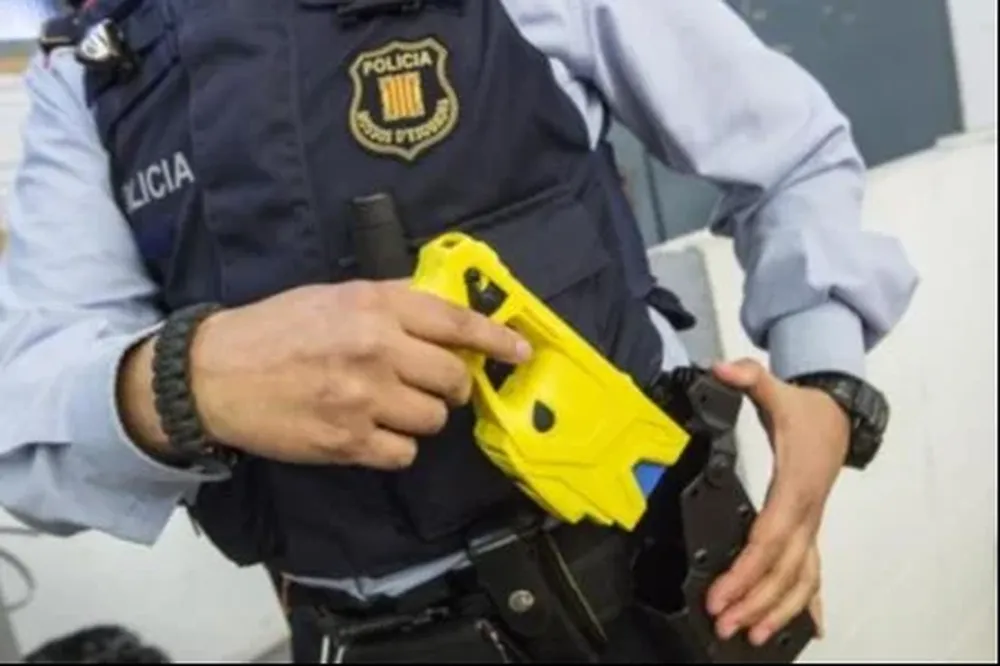Un agente de seguridad portando una pistola taser
