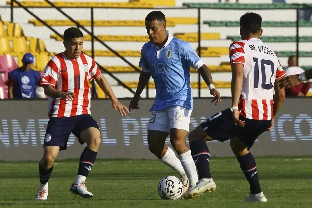 Tiago Palacios erró dos goles hechos