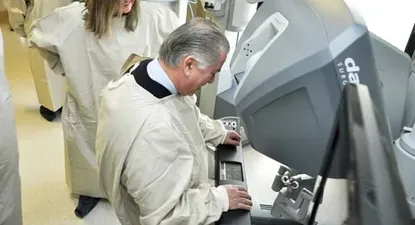 El Observador | Jorge Venegas prueba el polémico robot Da Vinci
