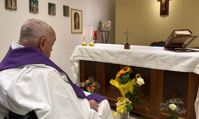 El Vaticano publica la primera imagen del Papa Francisco desde que fue internado