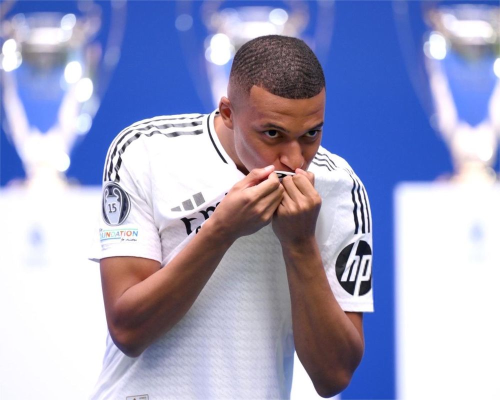 Kylian Mbappé besa el escudo del Madrid. Kylian Mbappé besa el escudo del Madrid.