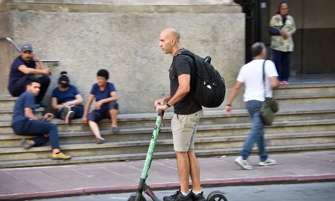 A las urnas en monopatín: descuentos para votantes durante este domingo