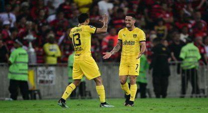 Javier Cabrera celebra su gol en Peñarol vs Flamengo por Copa Libertadores