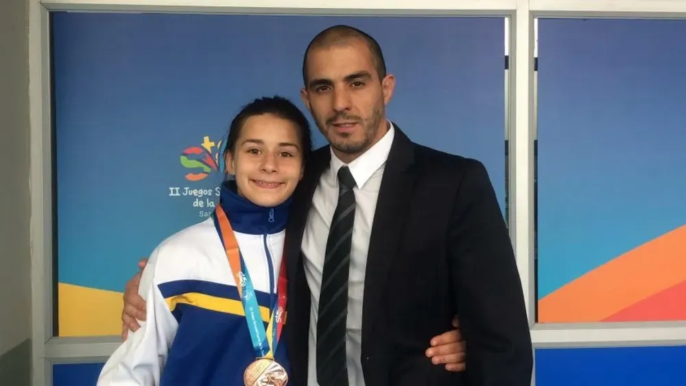 Manuela Lacuesta celebra con su entrenador Leandro Vaz