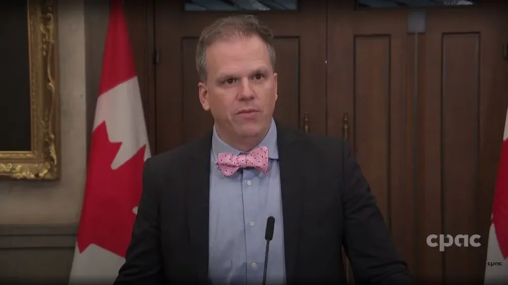 El ministro de Salud de Canadá, Mark Holland, dijo que el “sistema no estaba listo para aplicarse”.