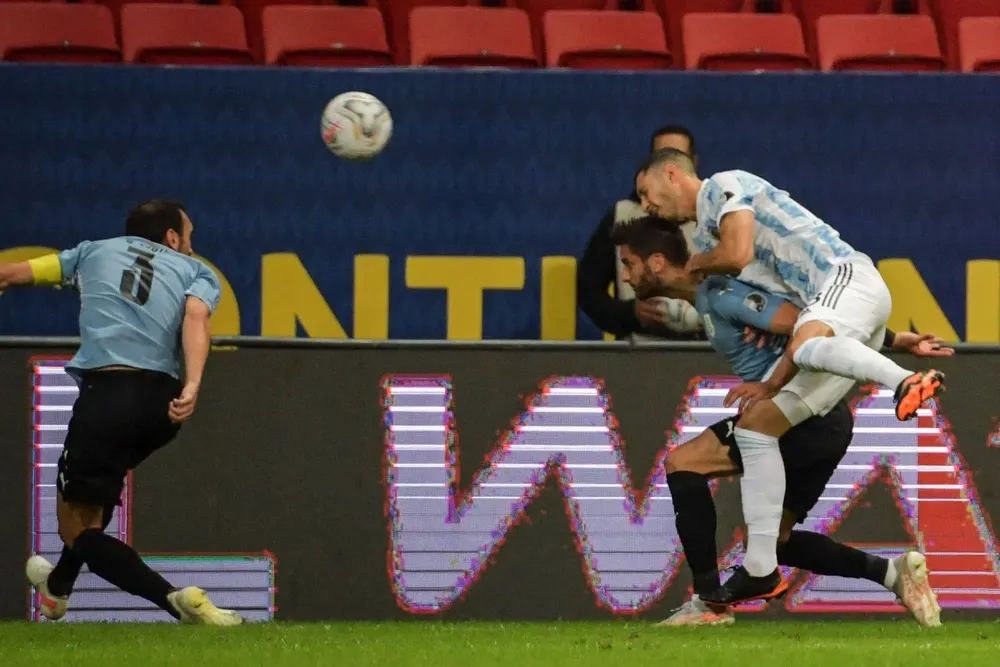 Guido Rodríguez apareció por detrás de Godín y le ganó en el salto a Rodrigo Bentancur