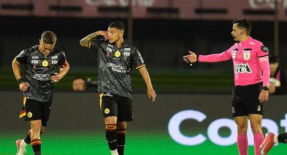Nahuel López festeja su gol contra Peñarol haciendo la seña de un teléfono