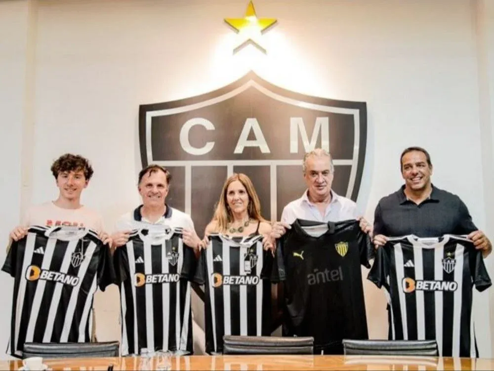 Hijos y un nieto de Ladislao Mazurkiewicz aparecen con Ignacio Ruglio y el presidente de Atlético Mineiro, club al que defendió el arquero, y que le realizó un tributo