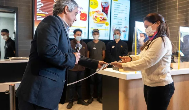 Corte de cinta inaugural del nuevo local