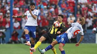 Emiliano Ancheta y Luciano Boggio de Nacional ante Eric Remedi de Peñarol en la final de la Liga AUF Uruguaya