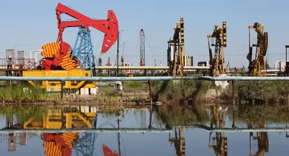 Petróleo cae tras acuerdo de alza producción de la OPEP y aliados