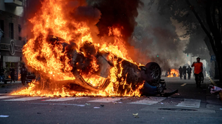 El Gobierno vincula la violencia de la marcha a diversos grupos organizados, incluidos barras y dirigentes políticos.