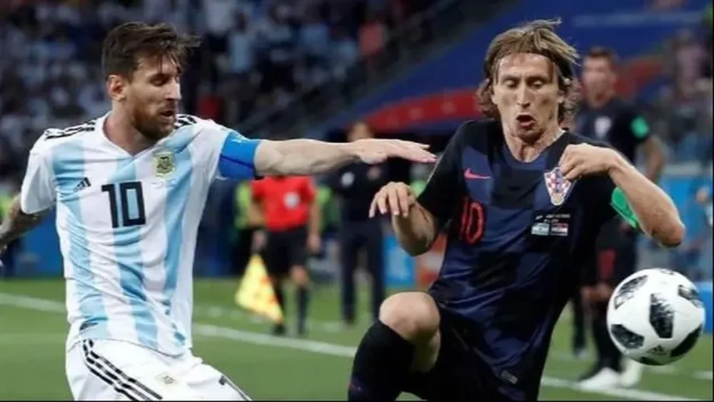 Lionel Messi y Luka Modric van por la pelota en el encuentro entre Argentina y Croacia en el Mundial Rusia 2018