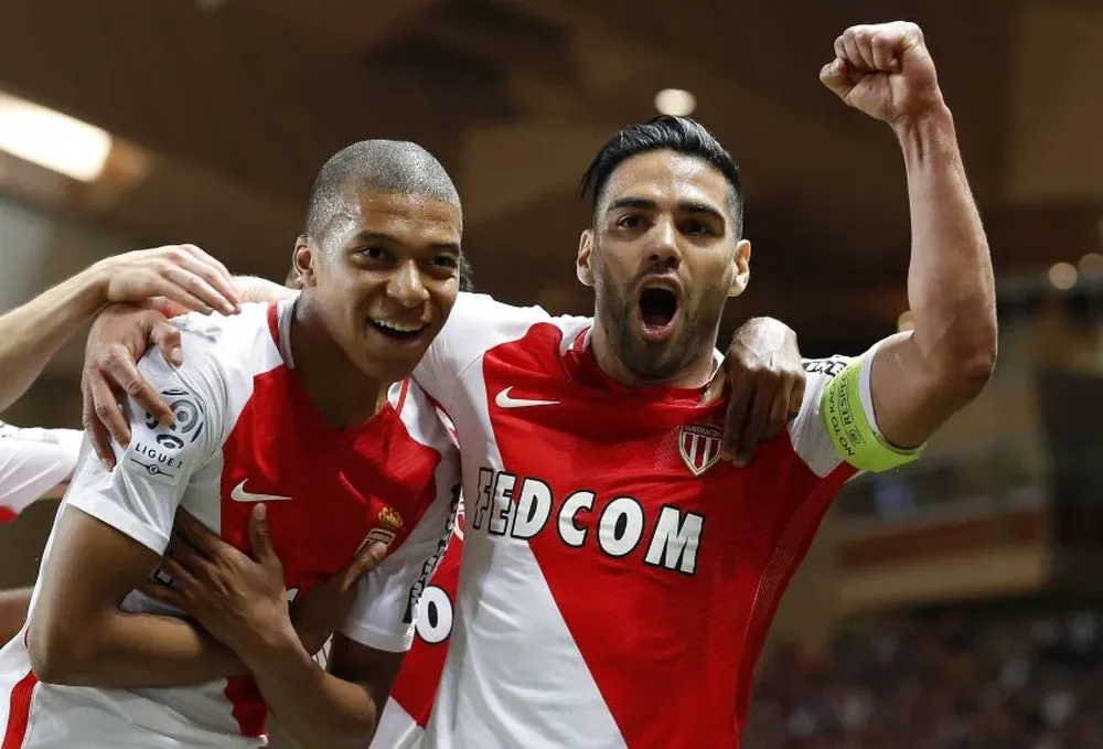 Mbappe y el Tigre Falcao celebran el título de Monaco