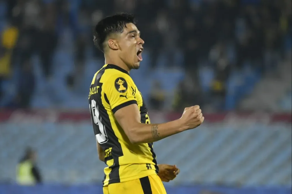 Arezo vuelve a la titularidad en Peñarol