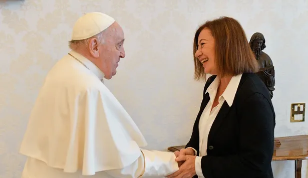 El papa Francisco recibe a la presidenta del Congreso de los Diputados español, Francina Armengol, para mantener una audiencia este sábado en el Vaticano.
