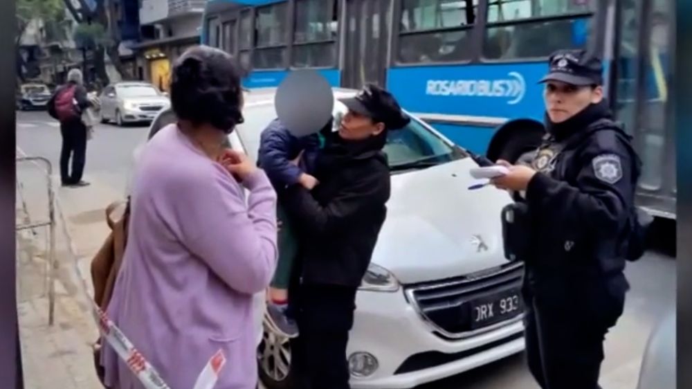 Niño encerrado en auto en Rosario