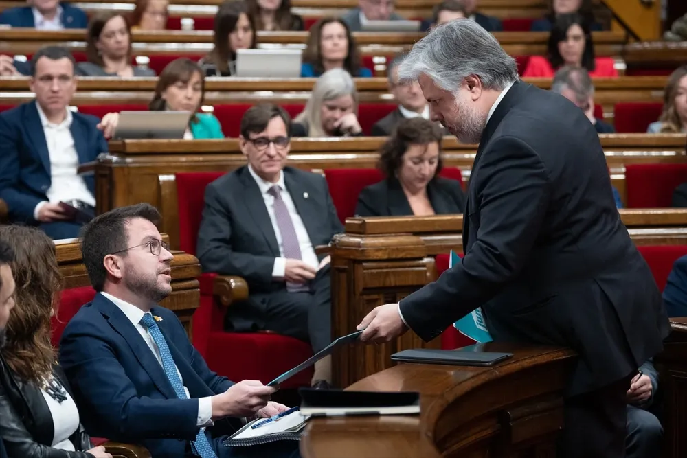 El presidente de Junts en el Parlament, Albert Batet, entrega al presidente de la Generalitat, Pere Aragonès, las propuestas de su partido para alcanzar un acuerdo para los Presupuestos 2024.