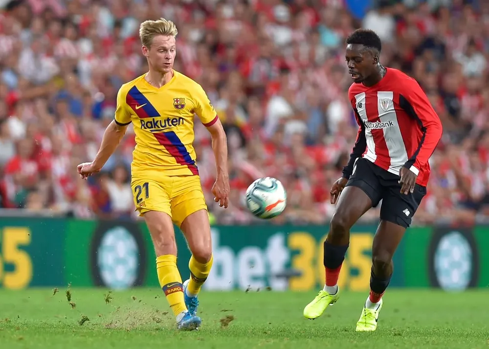 Iñaki Williams ante Frenkie De Jong, de Barcelona