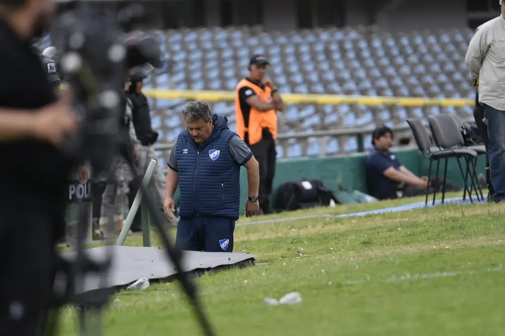 El profe Giarruso fue expulsado minutos después de la jugada de la polémica