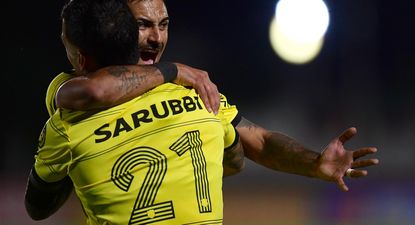 Eduardo Darias celebra su gol con Jesús Trindade