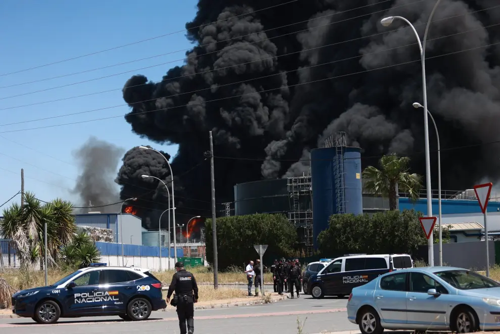 Densa columna de humo tras la explosión en la nave industrial