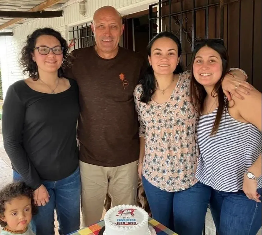 Pedro Barrios con sus hijas