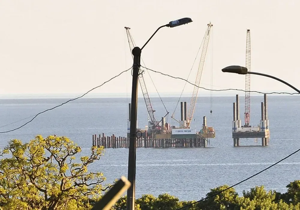 Los 71 pilotes están ubicados sobre la bahía de Montevideo a la altura de Puntas de Sayago