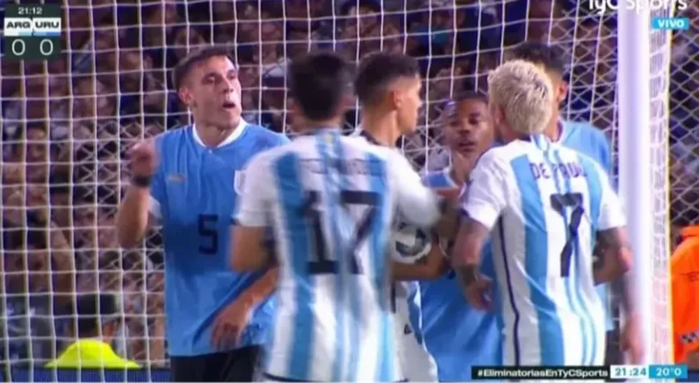 Clima caldeado entre argentinos y uruguayos antes del primer gol de la Celeste