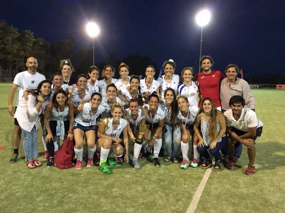 Biguá con el trofeo del tercer puesto