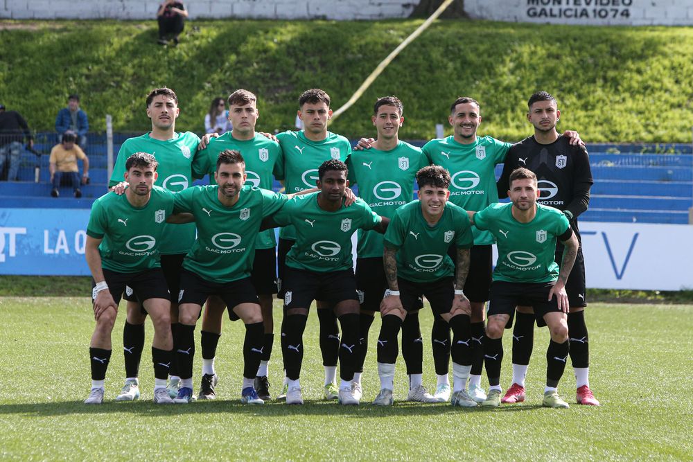  Jugadores del Deportivo LSM forman este sábado, en un partido de la categoría D de la liga AUF Uruguay entre los equipos Deportivo LSM y Academia en el estadio Parque Palermo en Montevideo
