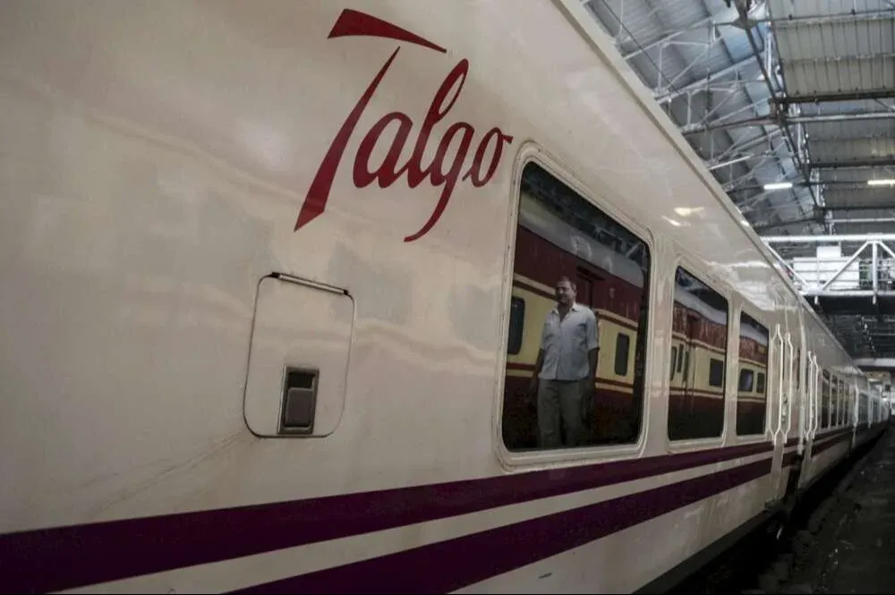 Un tren de Talgo en la estación central de Bombay, en India.