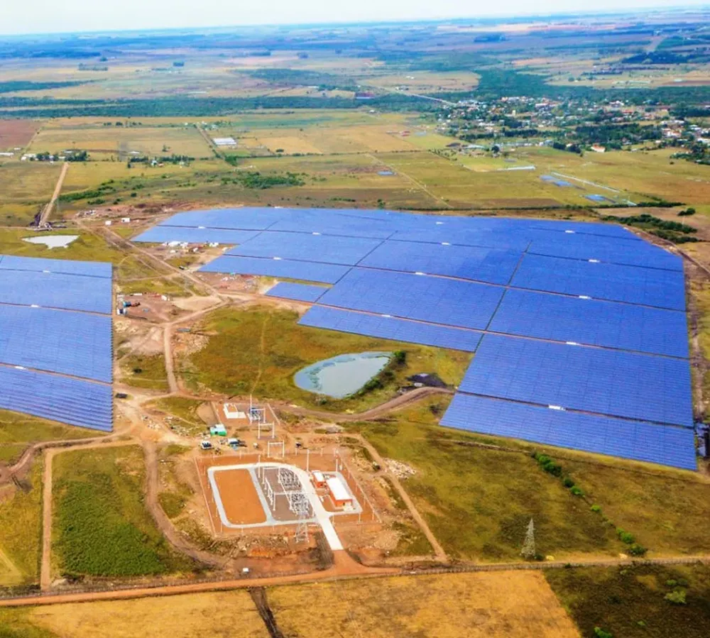 El hidrógeno verde requiere de fuentes renovables, como la energía solar,  para su producción.