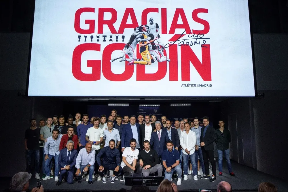 Godín acompañado por sus compañeros