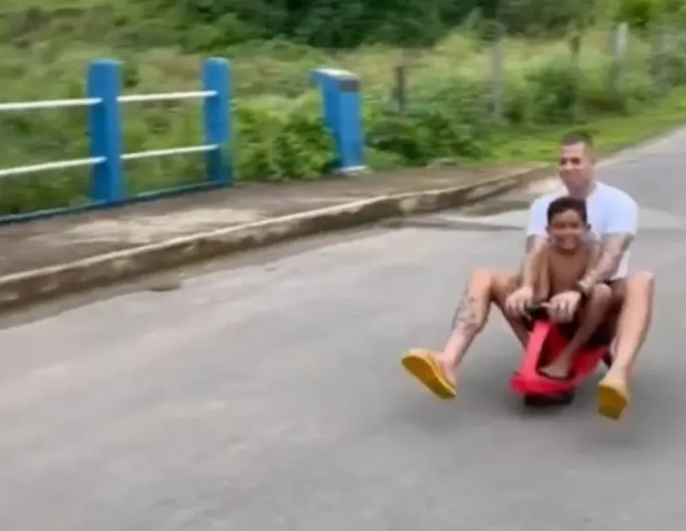 Léo Coelho jugando con un familiar suyo en Minas Gerais, Brasil, antes de viajar para firmar con Peñarol