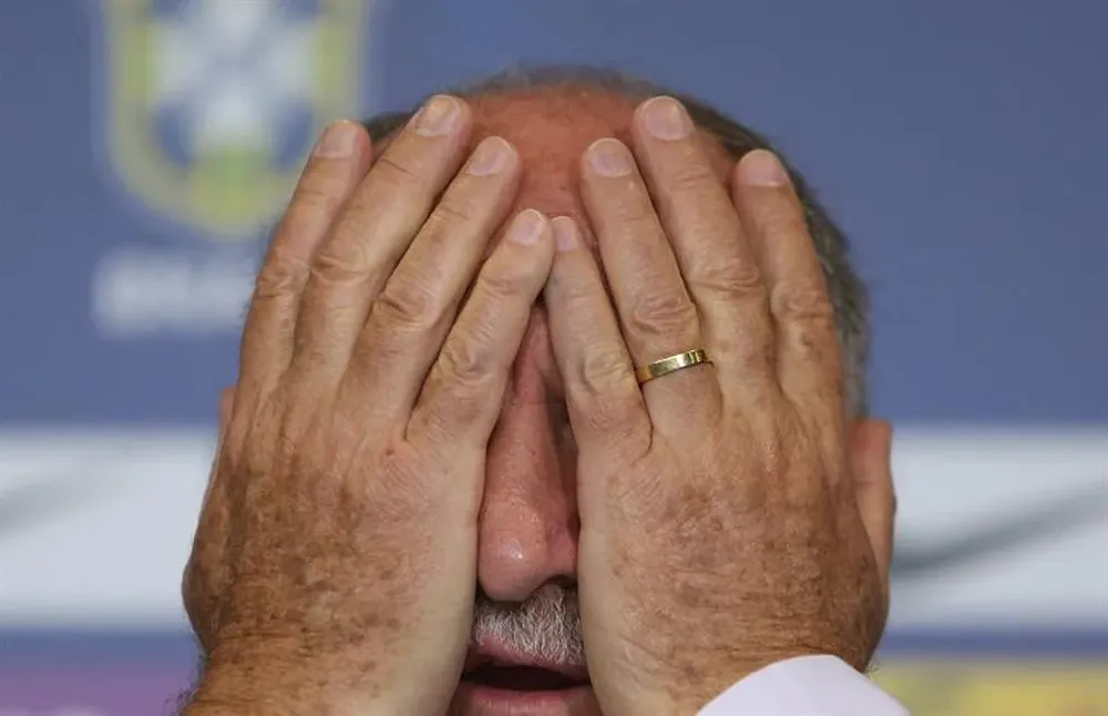 Brasil- El director técnico de Brasil, Luis Felipe Scolari, cubre su rostro durante una rueda de prensa