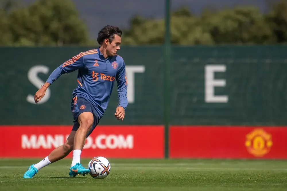 Facundo Pellistri entrenando en Manchester