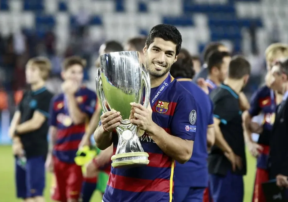 Luis Suárez con la Supercopa de Europa
