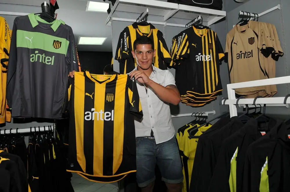 Carlos Núñez con la camiseta de Peñarol