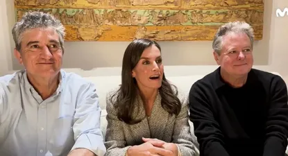 Doña Letizia junto a Juan Luis Cano y Guillermo Fesser