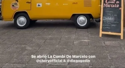 Gonzalo Chory Castro y Diego Godín salen desde dentro de una combi en Trinidad