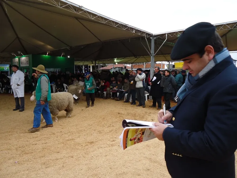 Martinicorena, presidente del SUL, tomando nota de lo que sucedía en la jura del Ideal en Expointer
