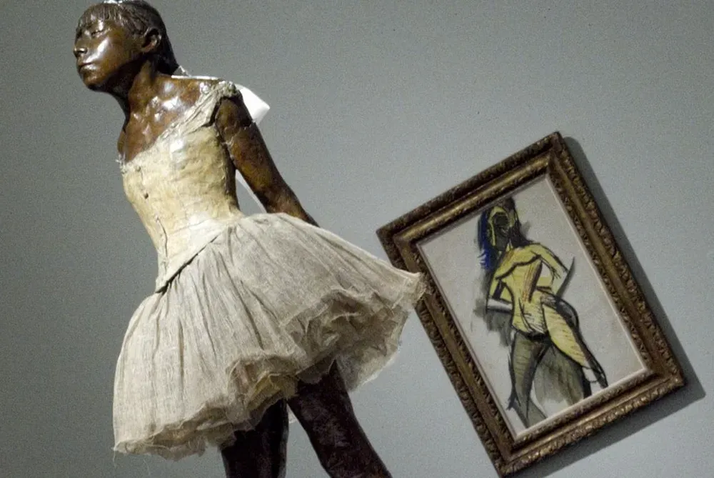 Detrás de la obra de Degas puede verse un cuadro de Picasso