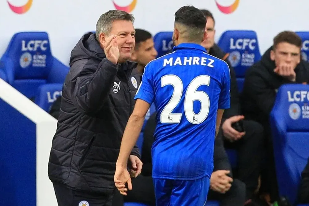 El argelino Mahrez y el entrenador Craig Shakespeare, Leicester volvió a sonreir