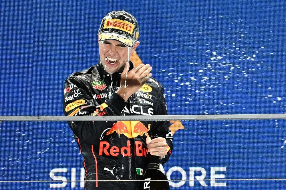 Sergio Pérez celebra su victoria en Singapur