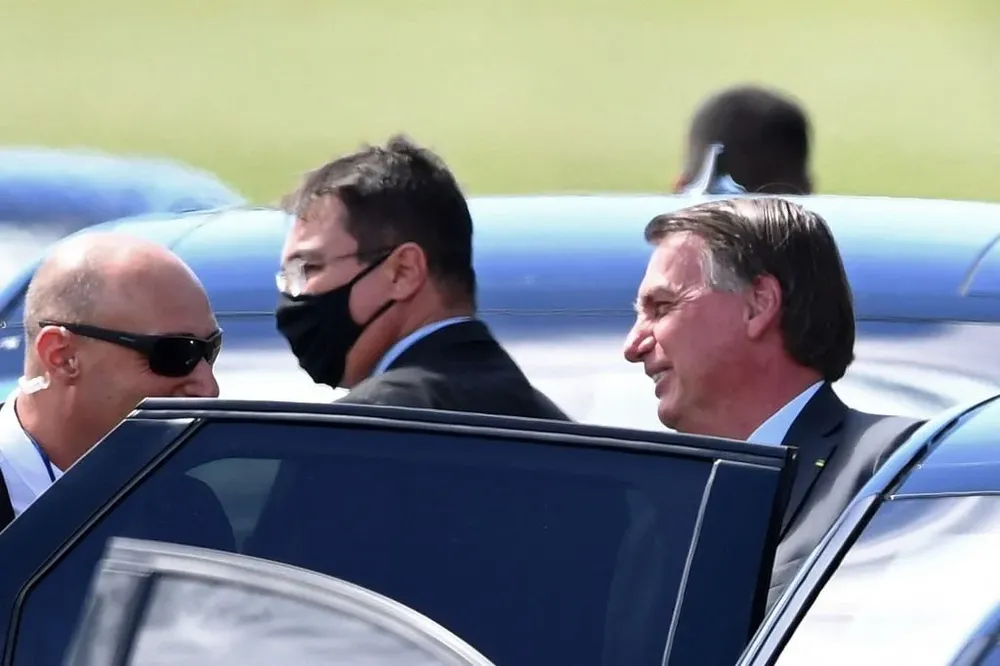 El presidente brasileño Jair Bolsonaro abandona el Palacio de la Alvorada en Brasilia.