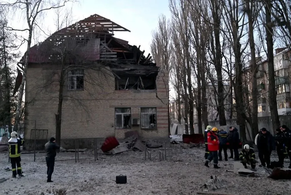 Edificio administrativo destruido por el ataque de drones rusos en Kiev