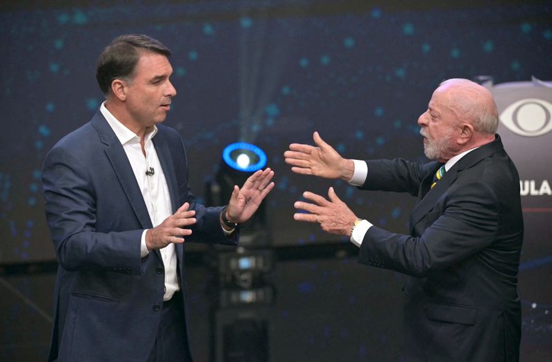 En virtual empate técnico, Lula y Flávio Bolsonaro intensifican sus ataques en un tenso debate rumbo al balotaje